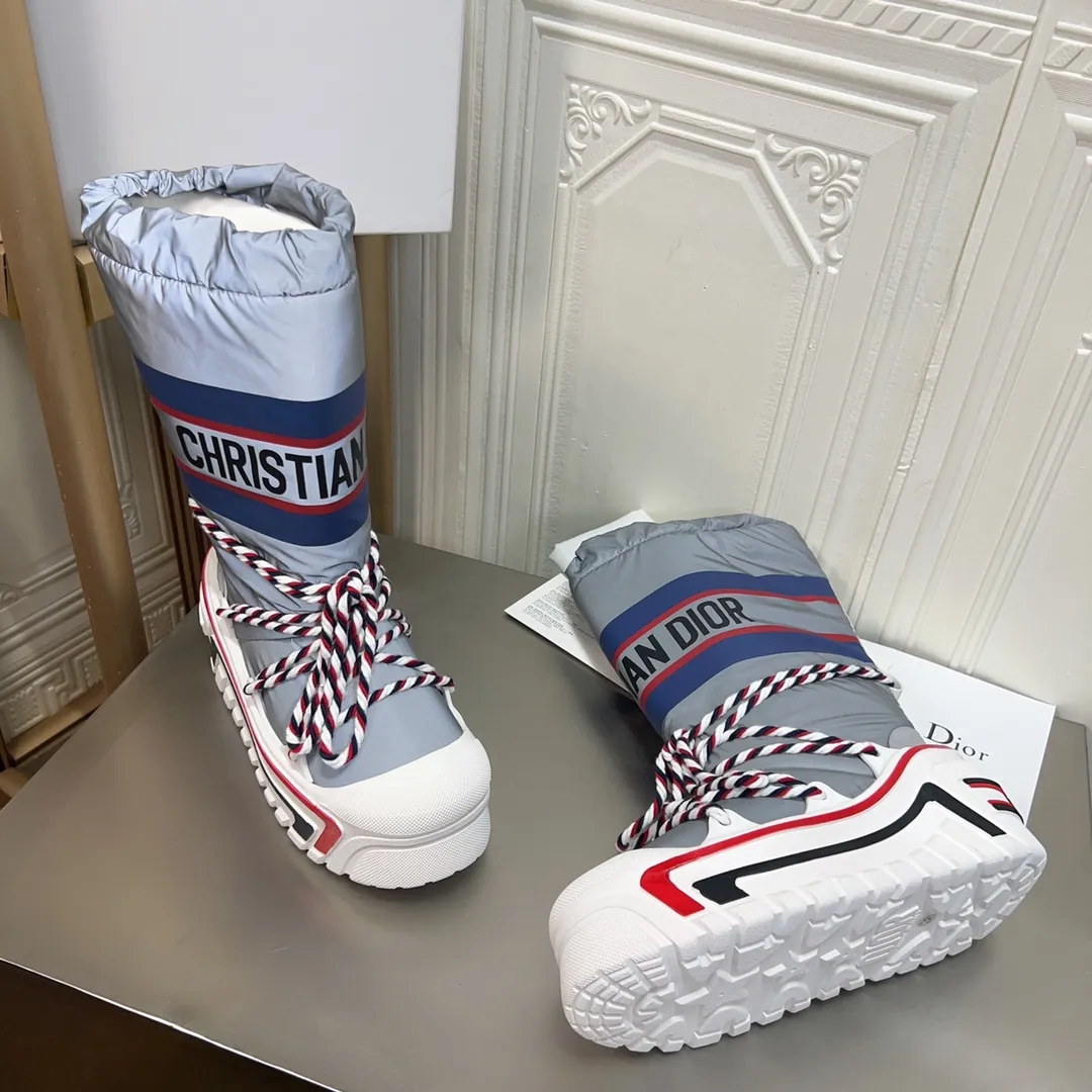 Men's shoes p600! The highest version on the market, Dior Dior's king style snow boots, ski boots, fat and cute, so cute →_→ from the DiorAlps limited series, unique. Shiny nylon Oblique print upper with criss-cross straps for an ideal fit. The technical fabric of the boot shaft, short-cut version, can be worn in the city or in the mountains. It makes the calf slimmer and taller, warm and concave. The boot shaft and sole are made of original waterproof padded lining. The embroidered fabric is original star ⭐ rubber non-slip thick sole and multi-module combination outsole. The size is 35-40. 41Customized